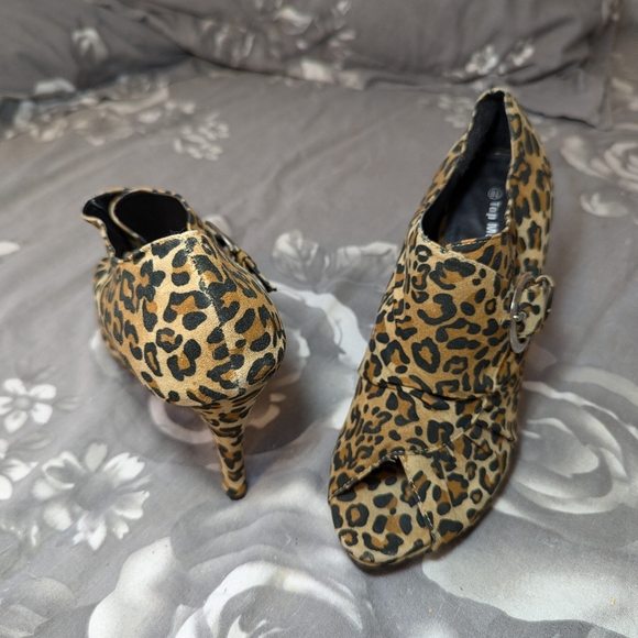 Woman's Leopard Print Open Toe Heels - Picture 2 of 6